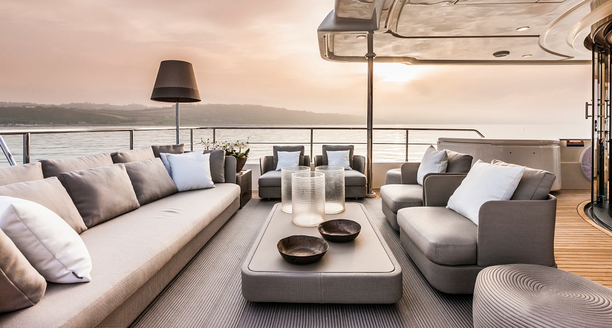 Аренда мегаяхты Ferretti Yachts - YVONNE во Франции - чилаут на корме